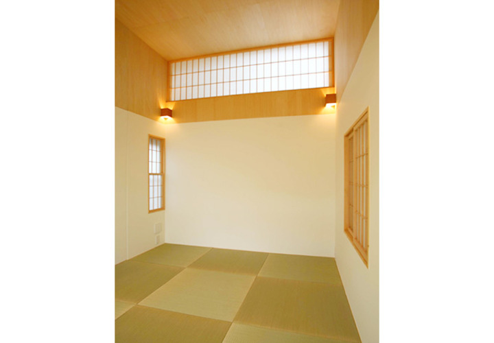 格子窓のあるモダンな和室