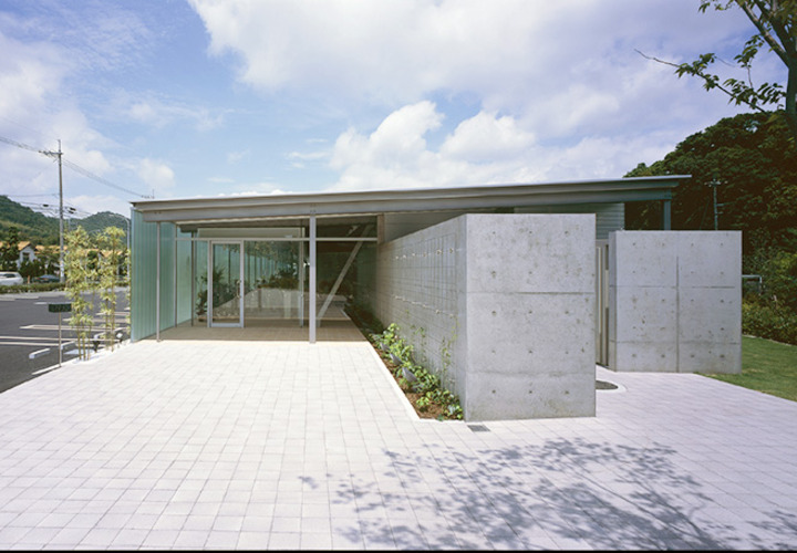 洗練されたデザインのエントランス