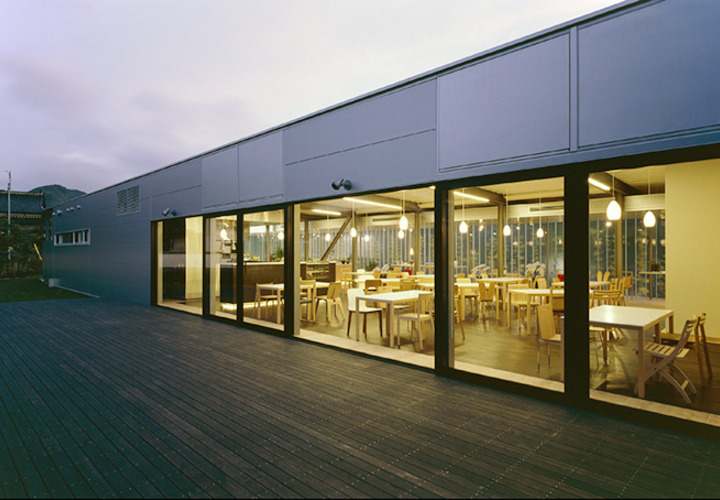 デッキテラスからレストランを見る