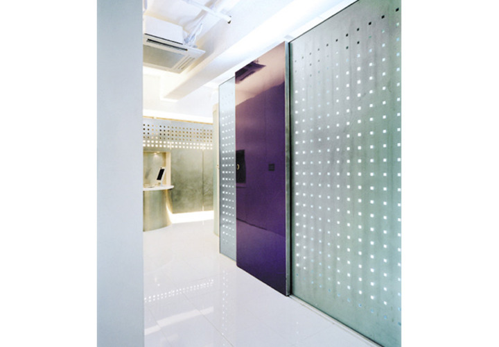 紫の扉の診察室入口