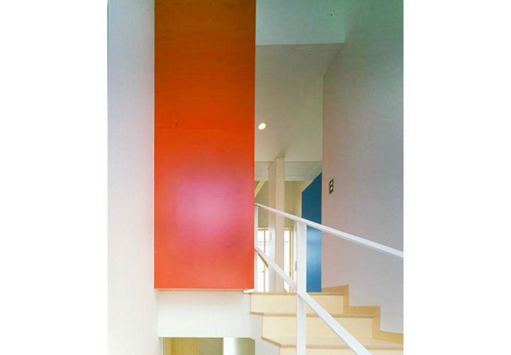 階段に張り出すトイレスペース