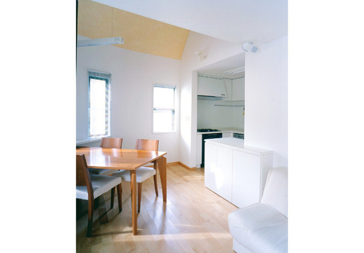 ダイニングからキッチンを見る