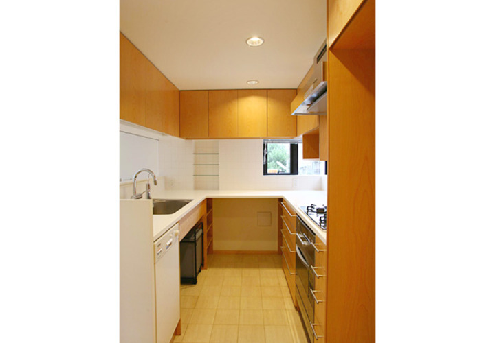 ナチュラルな木目調のコの字型キッチン