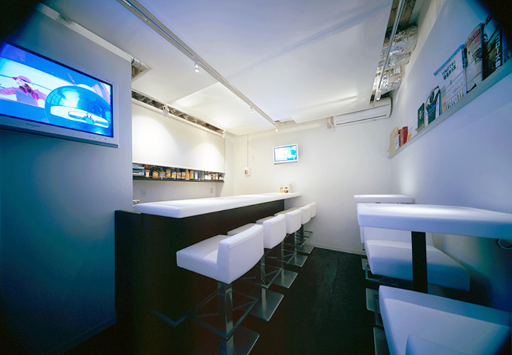 モニターを配置した店内