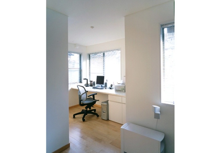 リビングに連続する書斎コーナー