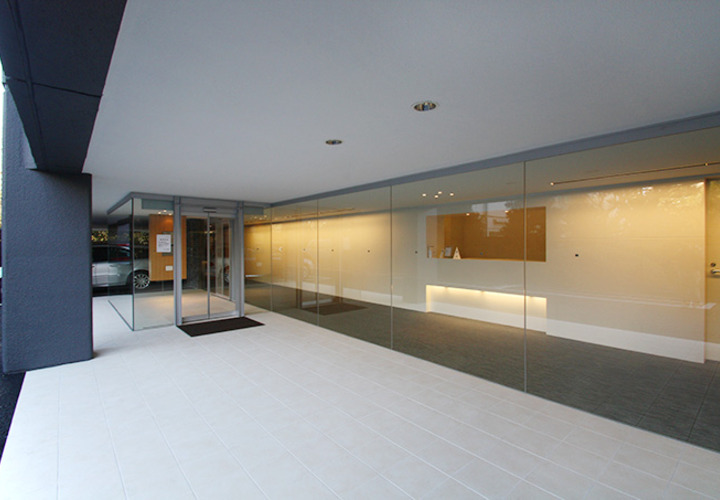 白いタイル敷きのエントランスピロティー