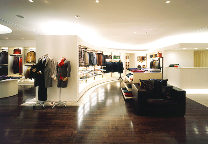 全体を見渡しやすいオープンな店内