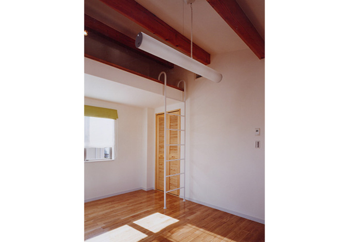 ロフト収納に架けられたはしごのある部屋