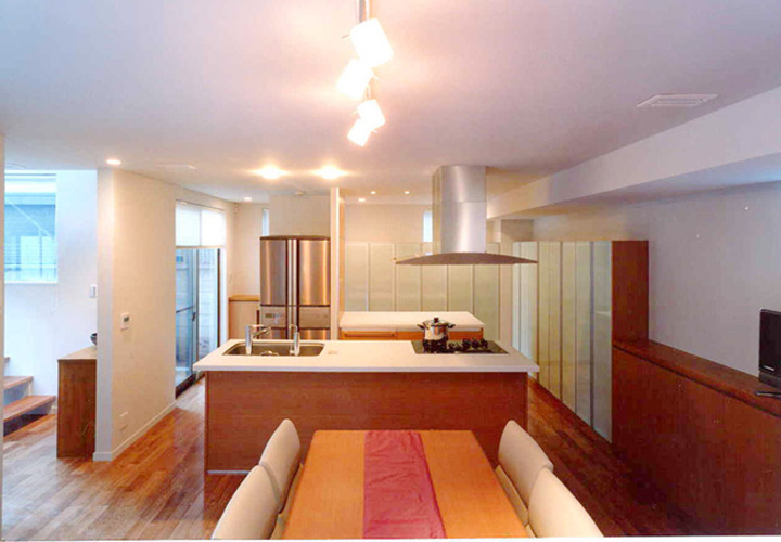 アイランドキッチンが部屋の中心に