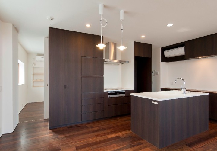 子どもと一緒に使いやすい広いアイランドキッチン