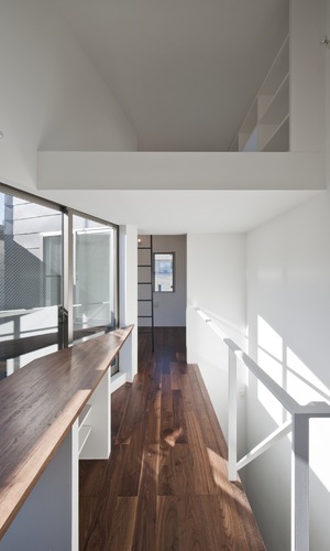 廊下から見上げるロフトスペース