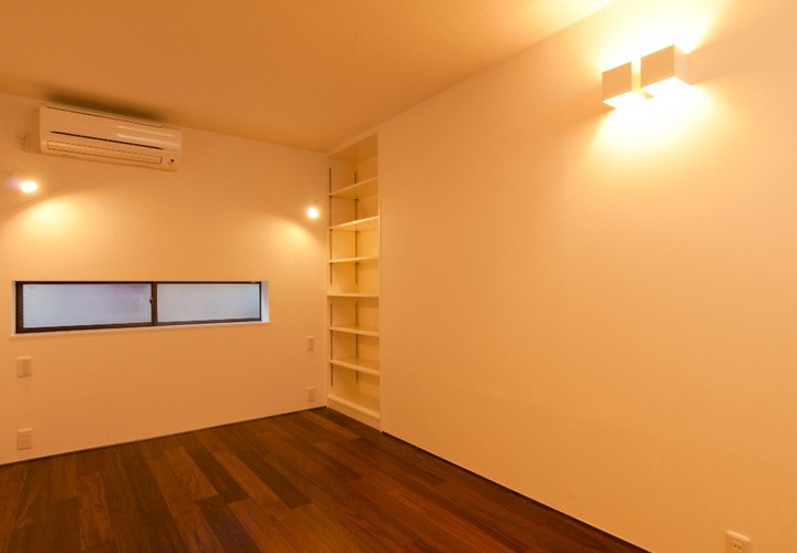 スリットのような細長い小窓と間接照明が美しい部屋