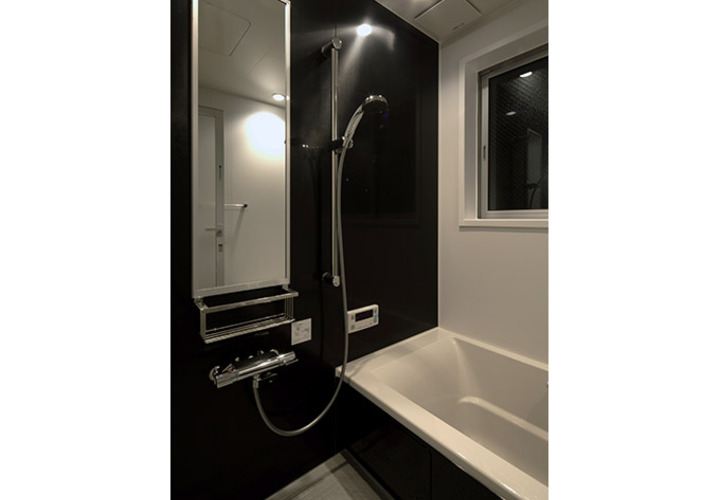 黒でシックにまとめた浴室