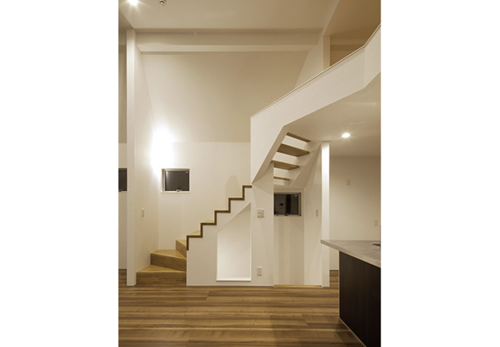 緩やかなカーブを描くロフトへの階段