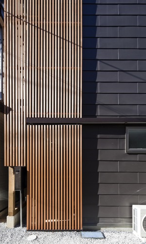 外壁と木の格子の組み合わせが印象的なファサード