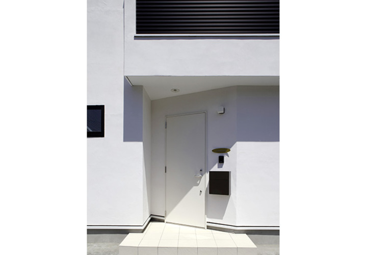 一段上がる玄関アプローチ