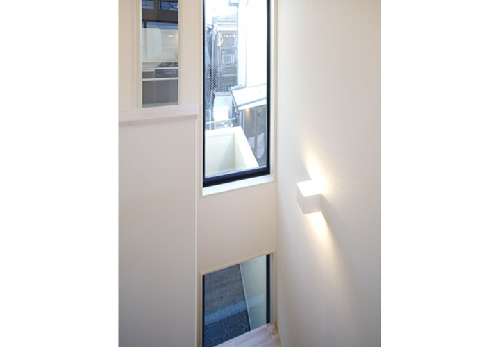 採光窓をふんだんに取り入れた室内