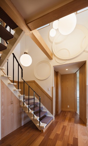 腰壁を貼った階段ホールはちょっとクラシカルで上質な雰囲気に