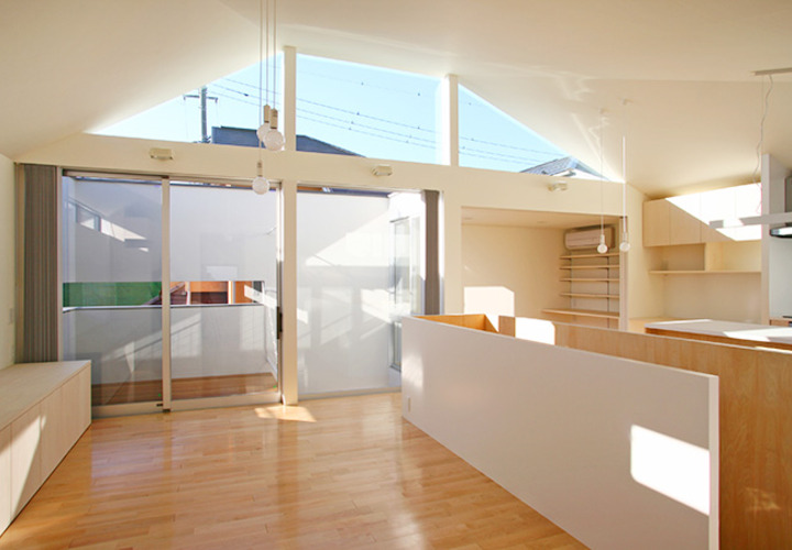 大きな窓のある明るいリビング