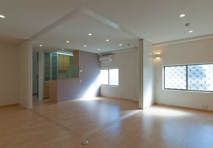 親世帯スペースは可動式間仕切りで仕切れる開放的なLDKスペース