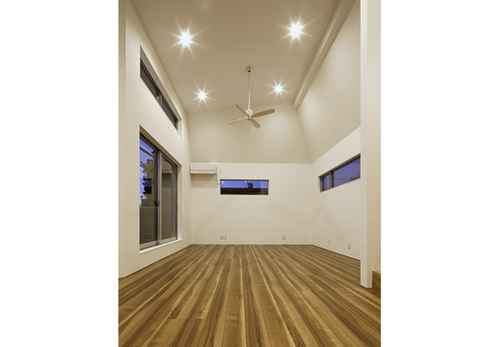 吹抜とハイサイドライトで明るく開放的なリビング