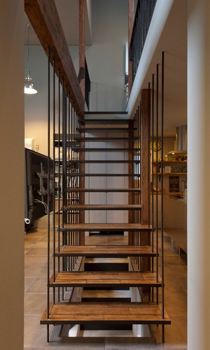 スチール枠に濃い木目の踏み板でヴィンテージ感のある階段