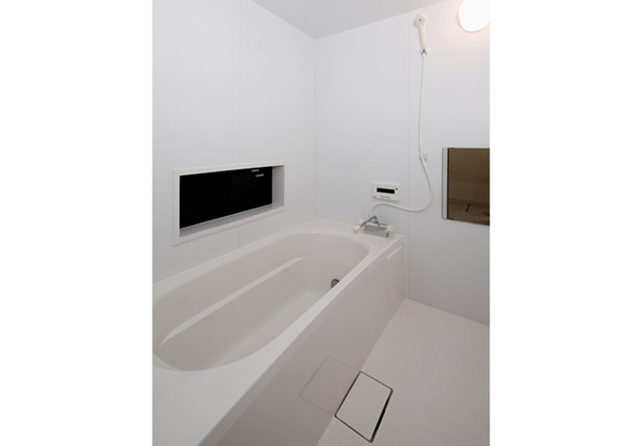 白で統一された浴室