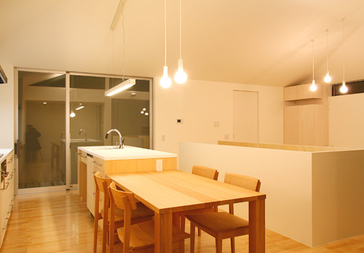 ペンダントライトが照らす食卓