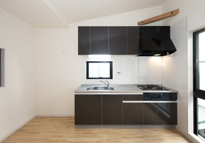 ダークなキッチンが引き締まった印象に