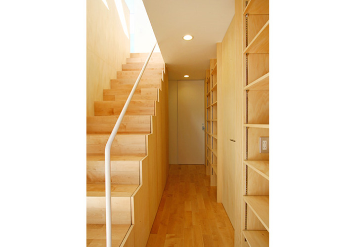 木の温かみを感じる図書スペース