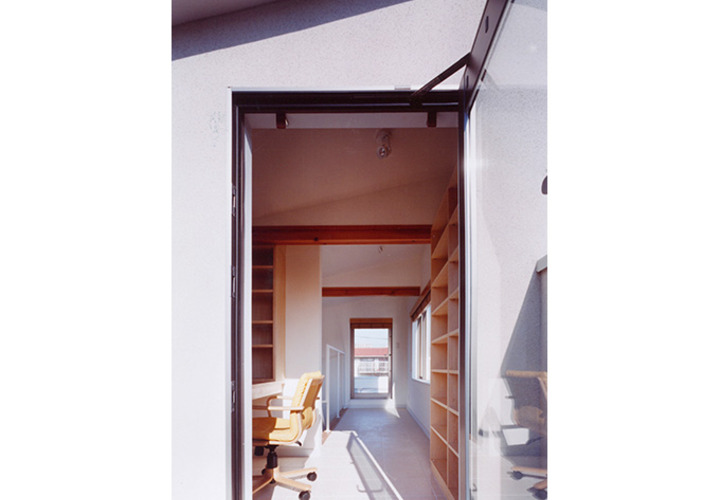 ベランダから書斎を抜ける