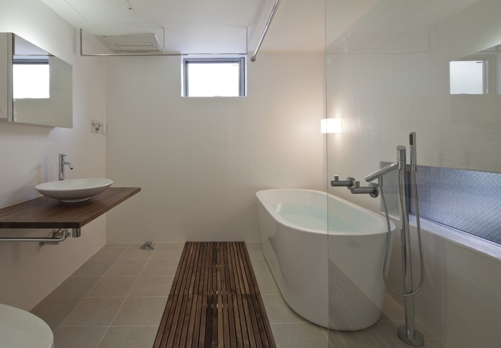 シックでモダンな広々バスルーム