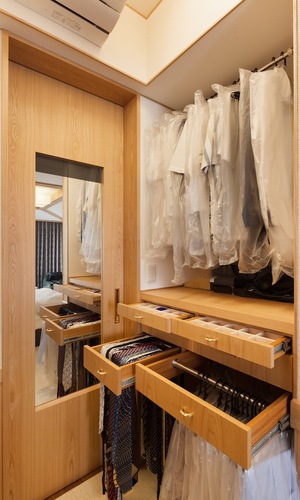 建具と一緒に造り付けで木目を揃え統一感を出したウォークインクローゼット