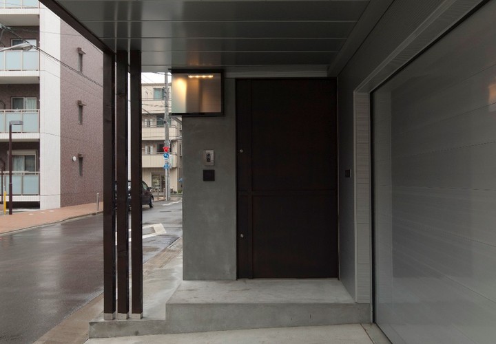 モルタルとスチールの組み合わせのエントランスで味のある質感