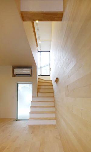 ダイニングキッチンから中2階を見る