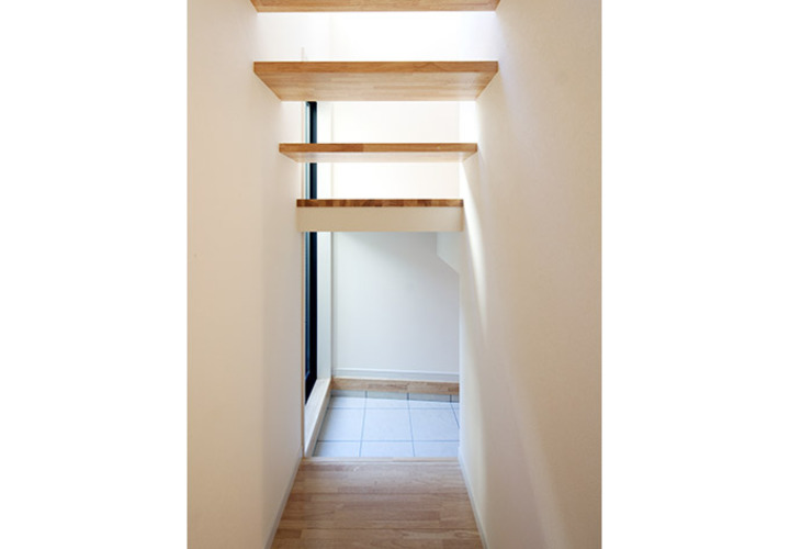 玄関に繋がる階段下スペース