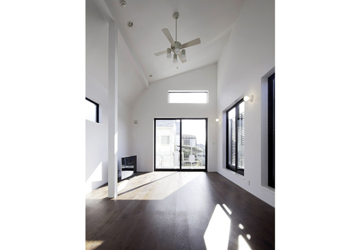 複数の開口部から自然光の注ぐリビング