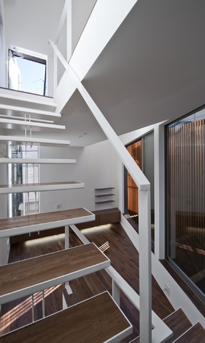 2階のキッチンから3階へと登る階段