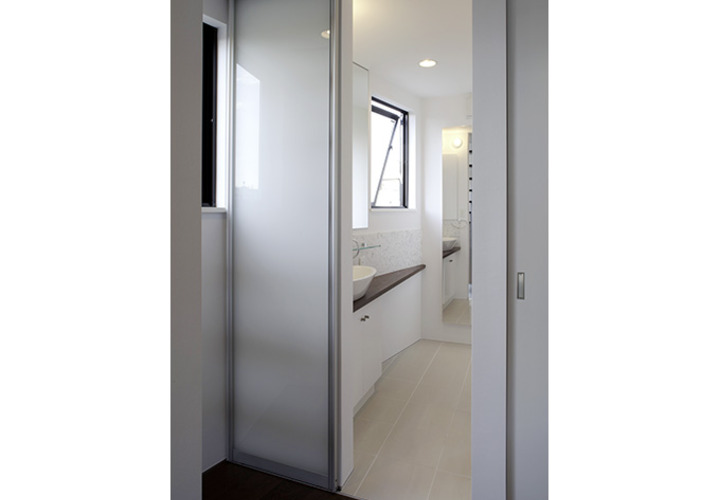 引戸で空間を広く使う洗面室入口