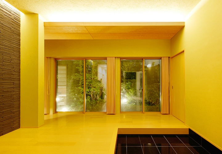 庭に開いた玄関