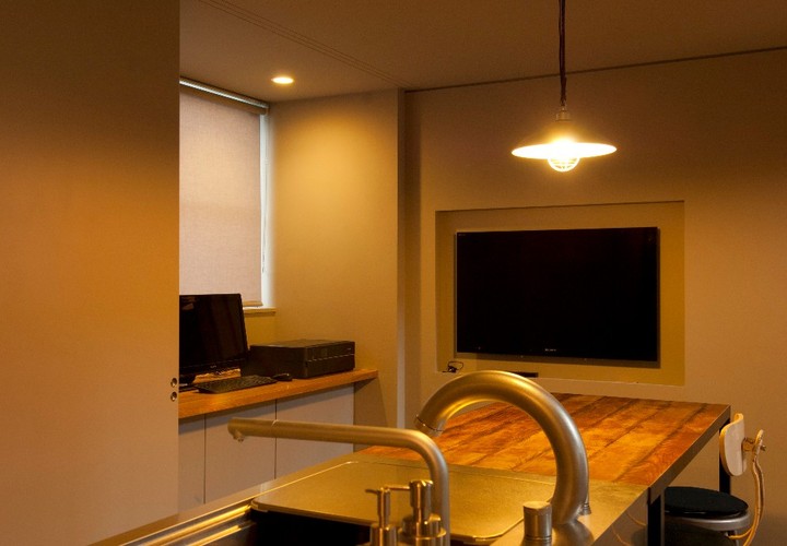 テレビも壁掛けで配線もスッキリ省スペース