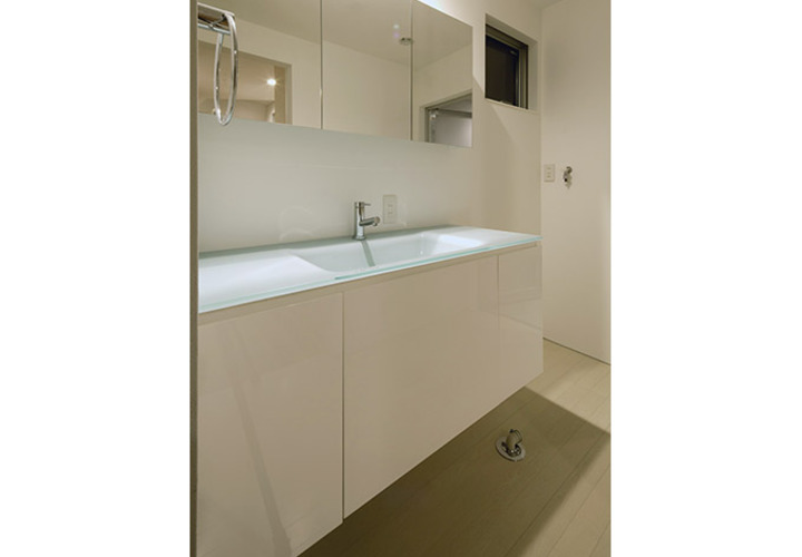 淡いグリーンがアクセントの洗面台