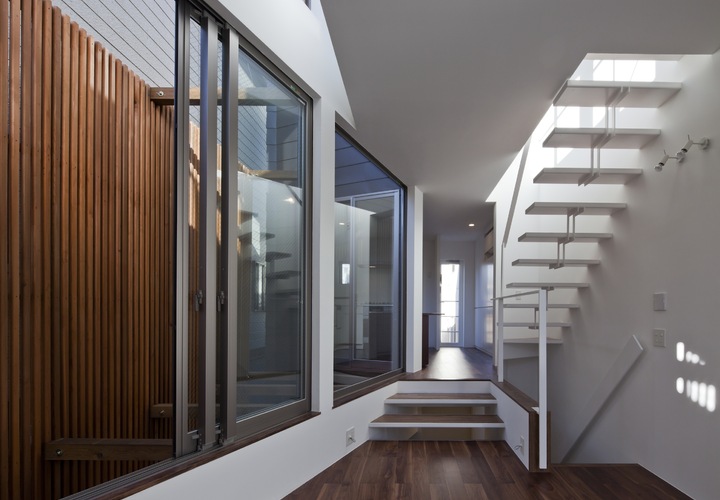 窓や吹き抜けから差し込む光で開放的な室内