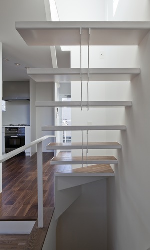 削ぎ落としたミニマルデザインの階段