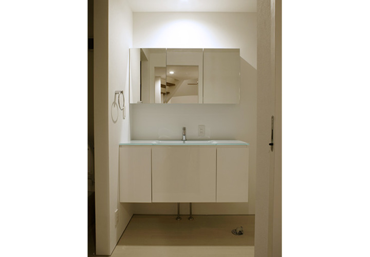 ダウンライトで優しい印象の洗面室