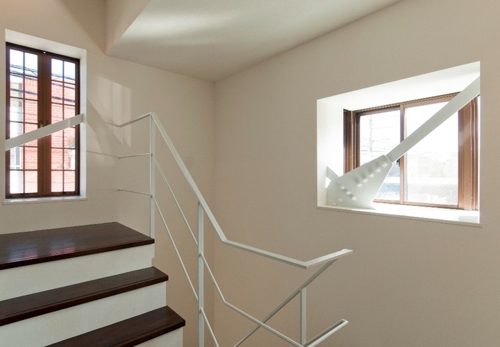 家の所々にブレースが一部顔をのぞかせ空間のアクセントに