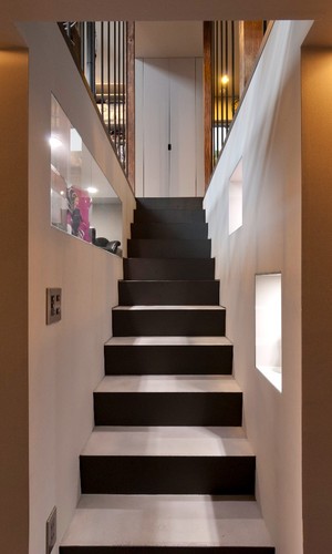 階段脇の埋め込み飾り棚はお店のディスプレイのよう