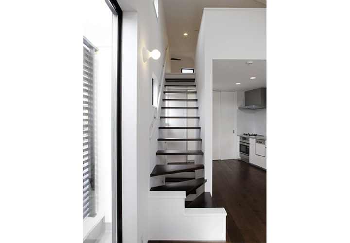 開放感をプラスする段板のみの階段