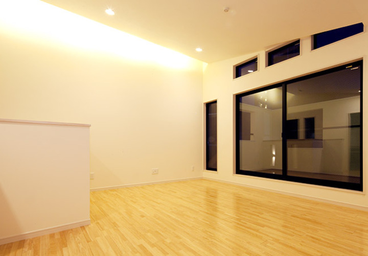 傾斜屋根の片側をライトが照らす夜景