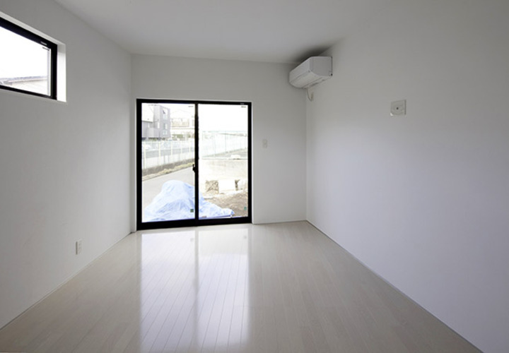 淡いフローリングで優しい印象の室内